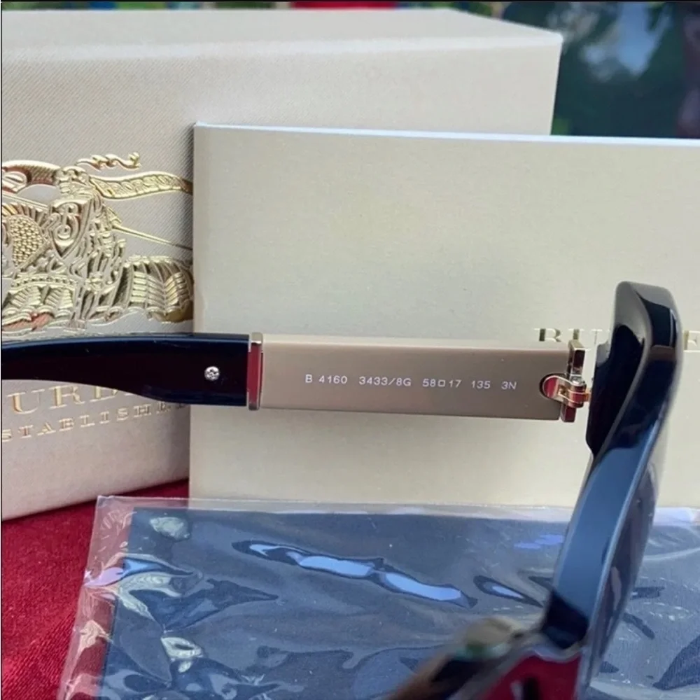 🕶️ New Burberry Iconic Tartan Plaid Sunglasses 🕶️ - Picture 7 of 16